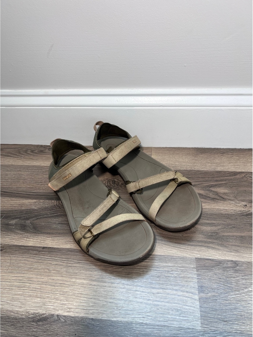 Teva beige strappy sport sandals women's size 10
